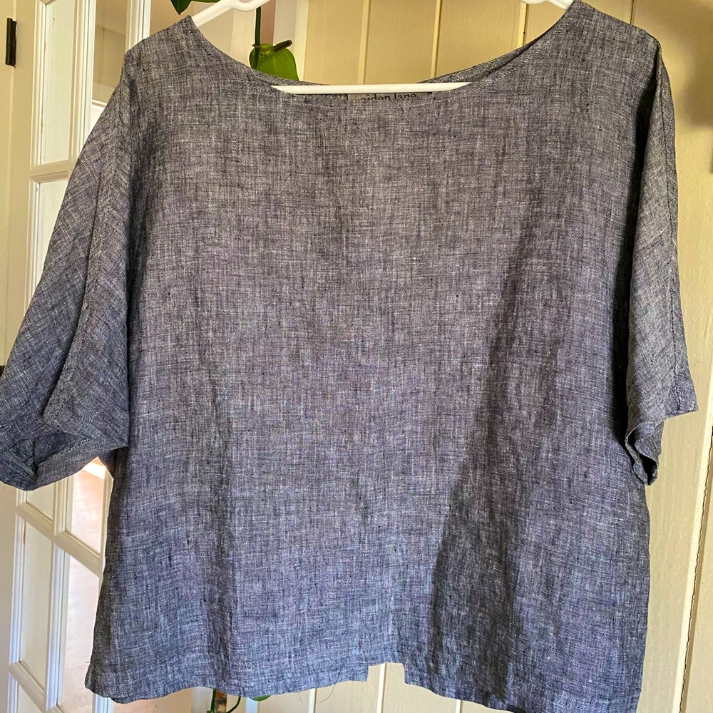 Gray-blue blouse, wide scoop neck and short sleeves